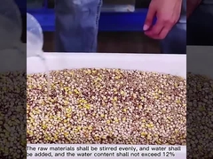 pelotilla de la alimentación que procesa haciendo la máquina para la formación del pienso